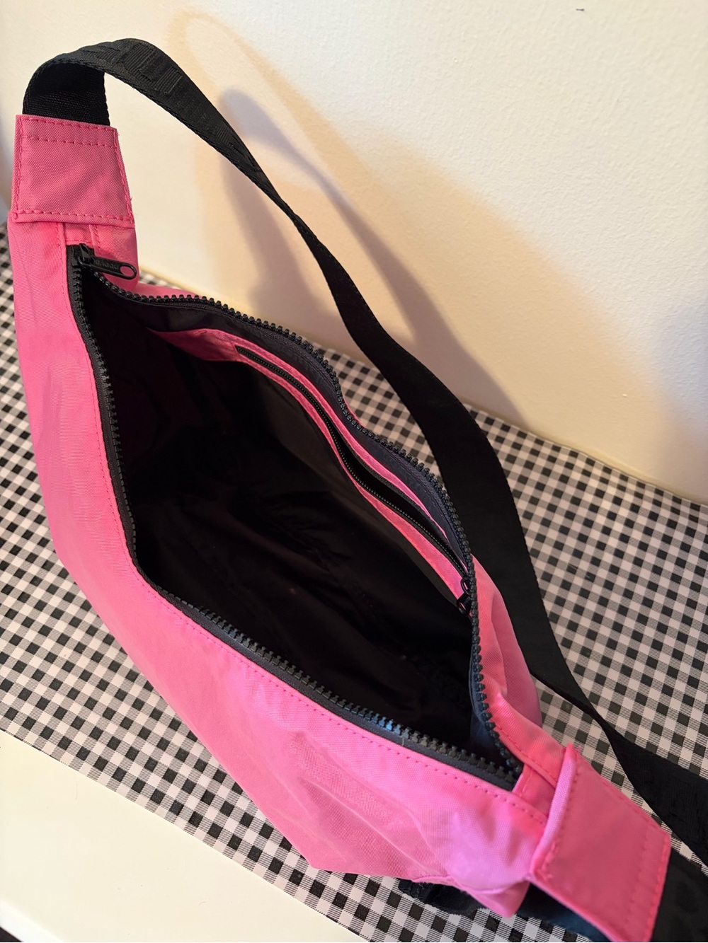 BAGGU Medium Crescent Bag in Azalea - Picture 4 of 4